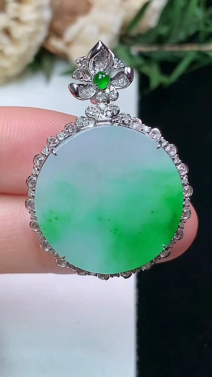 天然A货翡翠无事牌吊坠，尺寸33.8-24-8.8，裸石20.3，重量:5.44g
4月15日