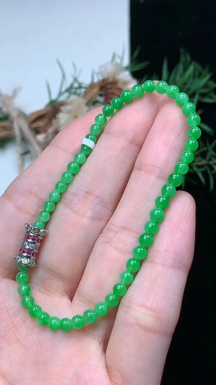 天然A货翡翠小米珠手串，尺寸3-48颗，重量:5.15g4月15日
工厂直销收藏佳品,种好水足，色泽均匀，有种有色，上手高大气！