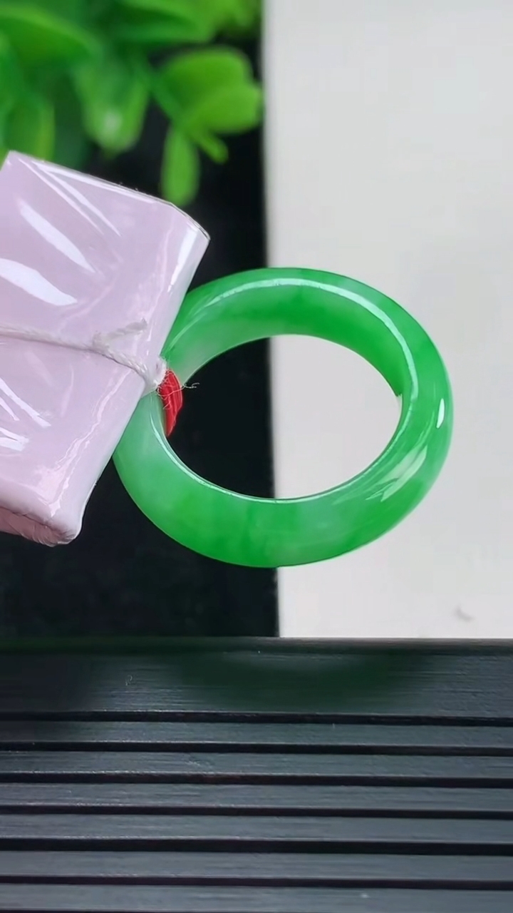 天然A货翡翠指环戒指尺寸17.7-5.4-3.5重量:5.67g2026年4月15日
工厂直销收藏佳品,种好水足，色泽均匀，有种有色，上手高大气！