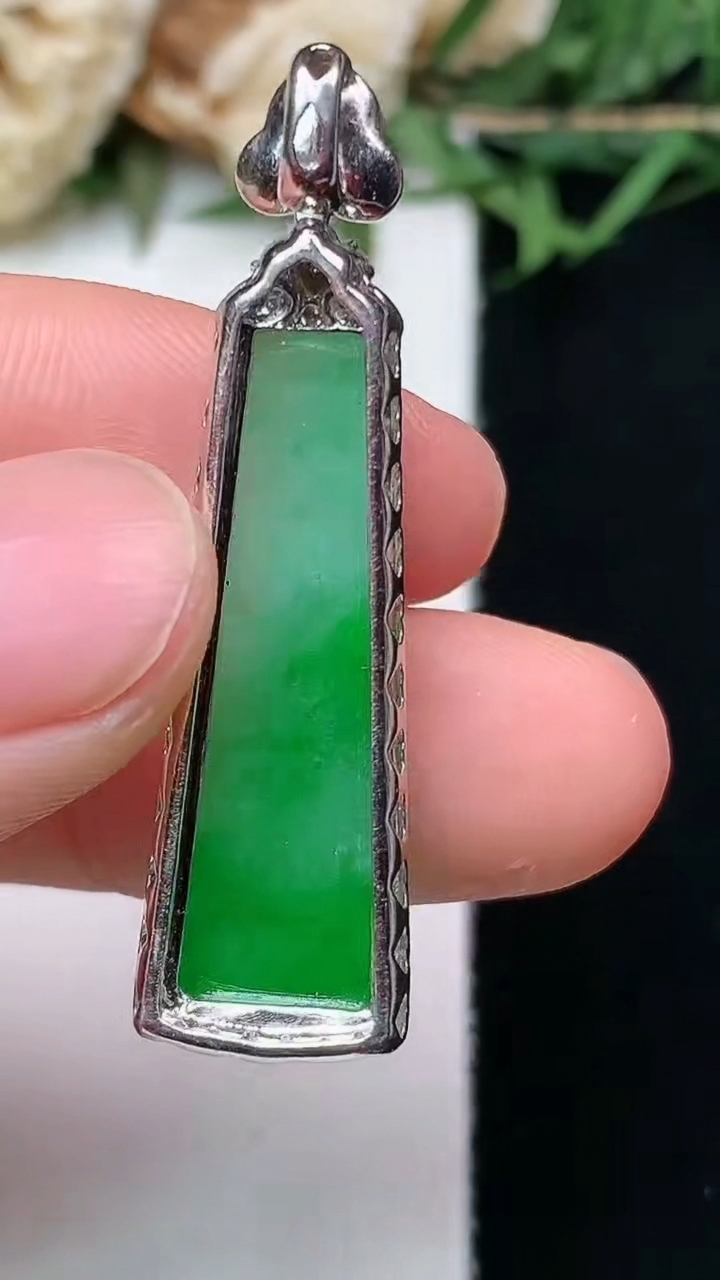天然A货翡翠无事牌吊坠，尺寸38.7-10.6-8，裸石26-7.4，重量:4.44g
4月15日
