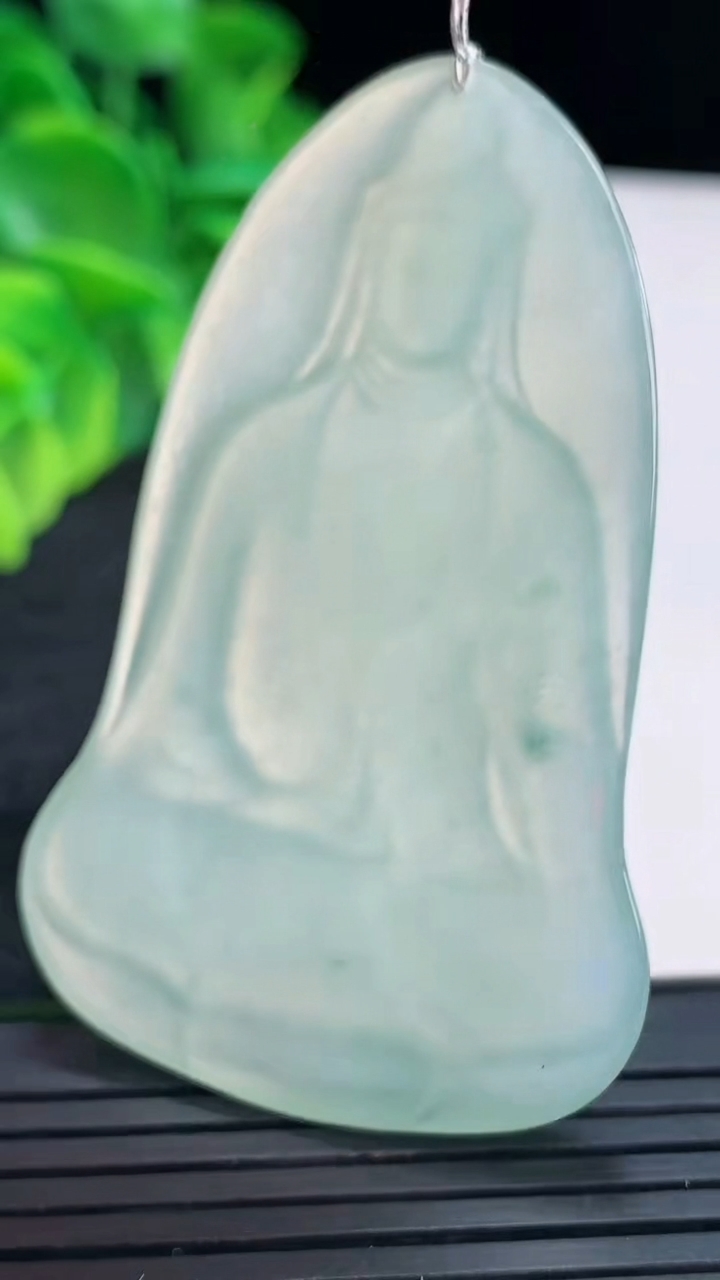 天然A货翡翠观音菩萨吊坠尺寸58.9-36.7-4.1重量:18.81g
4月15日