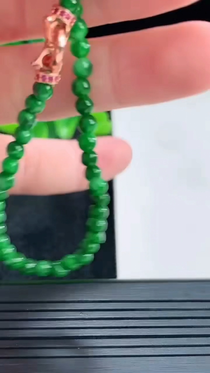 天然A货翡翠小米珠手串尺寸3.3重量:4.32g4月15日
工厂直销收藏佳品,种好水足，色泽均匀，有种有色，上手高大气！