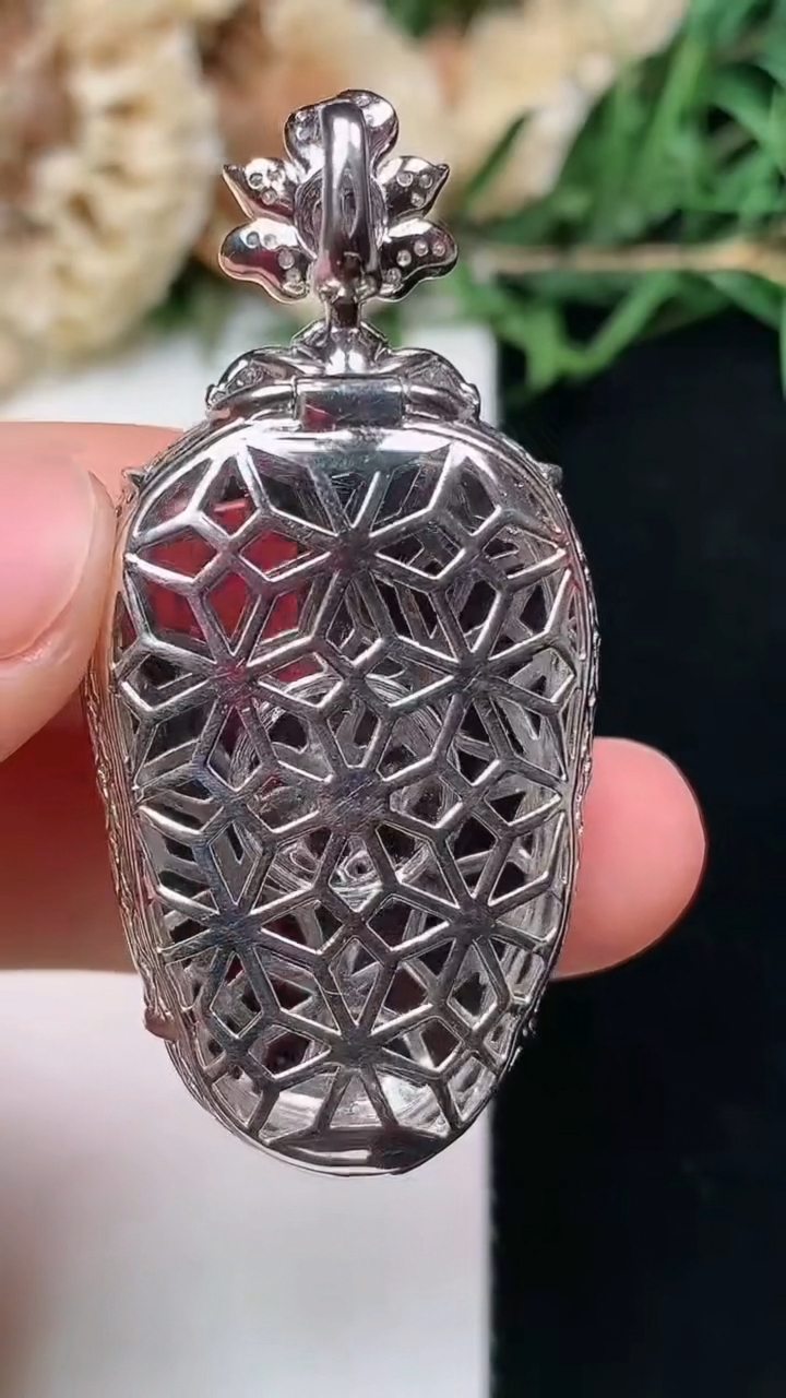 天然A货翡翠金枝玉叶 叶子吊坠，尺寸33.4-22.3-9.6，重量:9.54g
4月15日