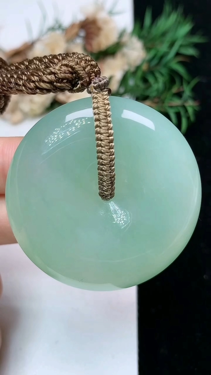 天然A货翡翠平安扣吊坠，尺寸42.5-10.3，重量:41.33g
4月15日