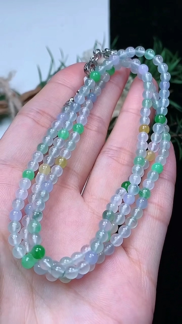 天然A货翡翠三彩小米珠项链，尺寸3.8-154颗，重量:17.74g
4月15日