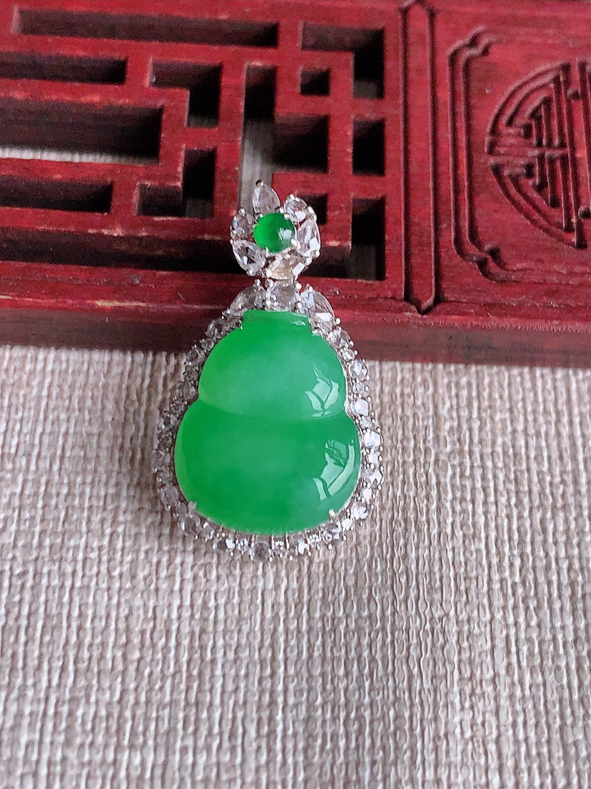 天然A货翡翠18K金伴钻镶嵌满绿葫芦吊坠 
尺寸27.2-16-7.5裸石15-12.5mm 重量4.22g 0414