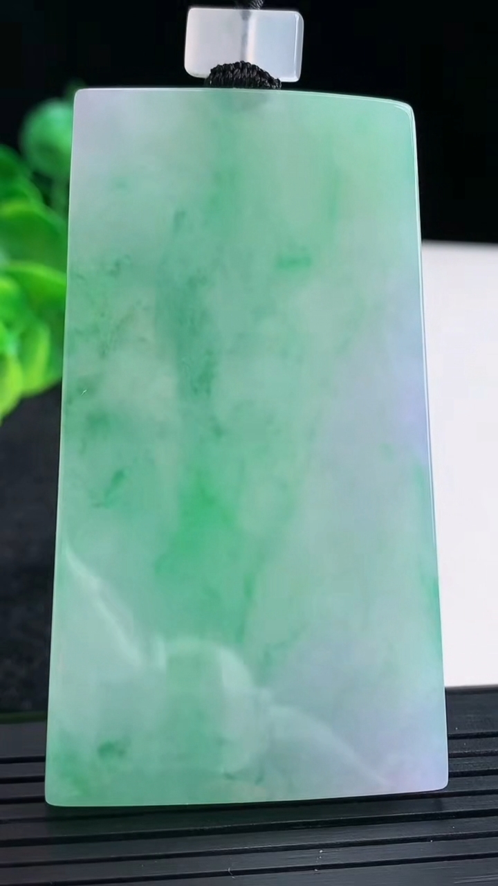 天然A货翡翠无事牌吊坠尺寸703-39.6-6重量:57.96g
4月15日