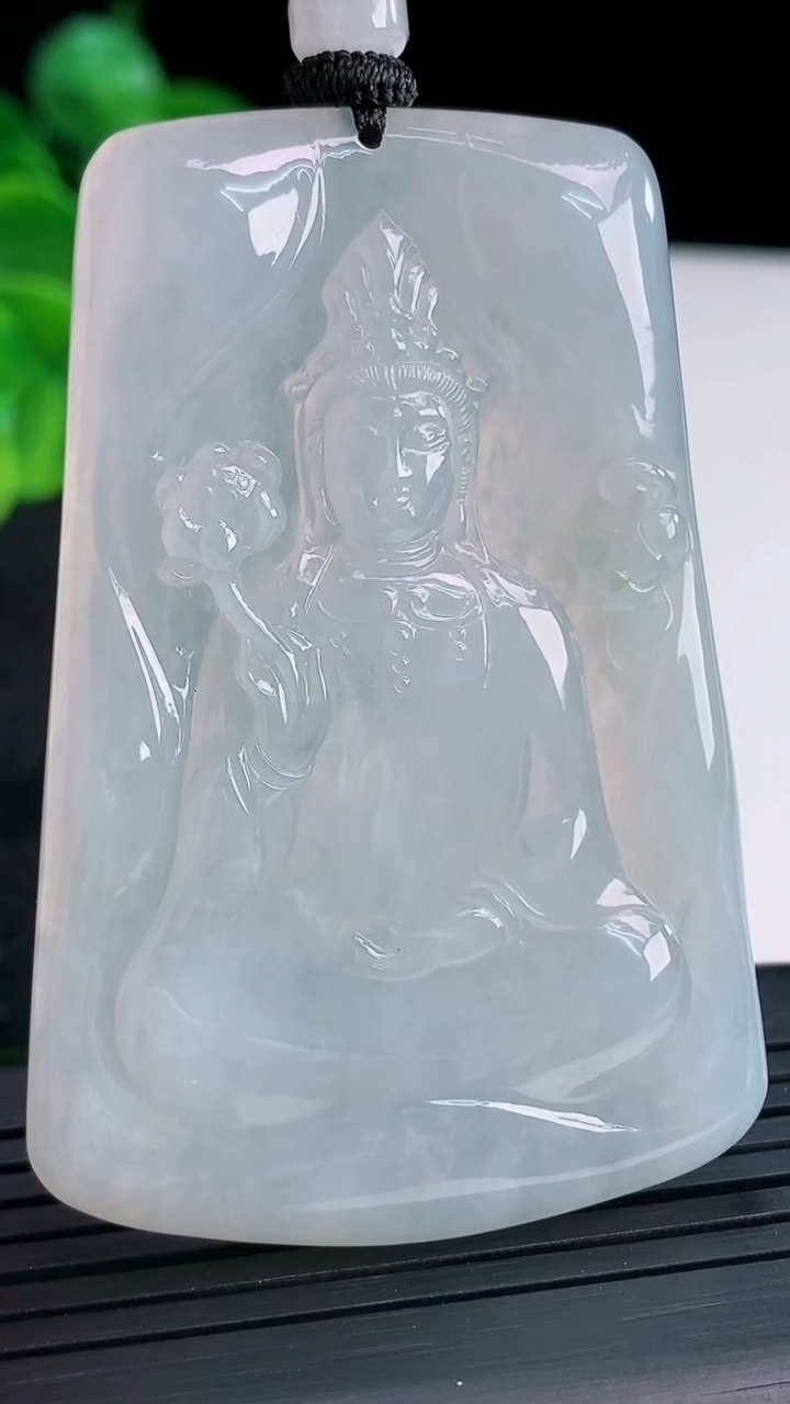 天然A货翡翠大势至菩萨吊坠尺寸63-42.2-5.5重量:37.07g
4月15日