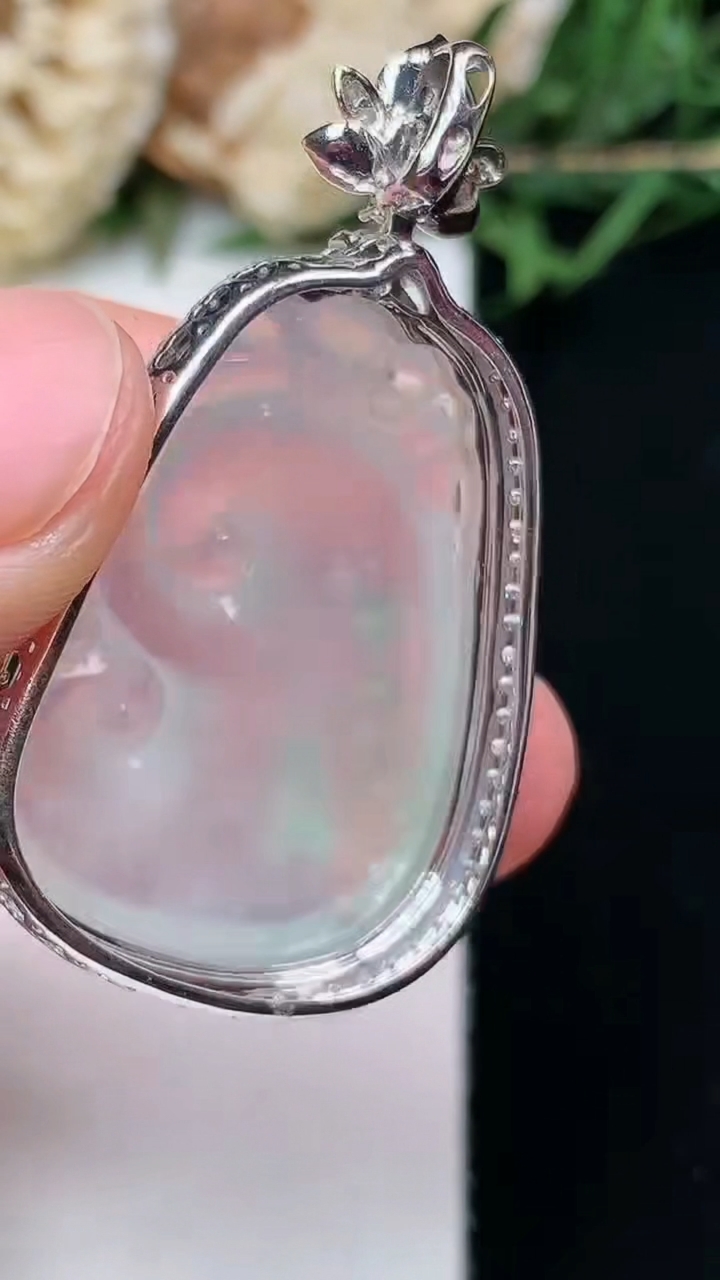 天然A货翡翠如意吊坠，尺寸40-22.8-8.9，裸石27.4-20，重量:6.85g
4月15日