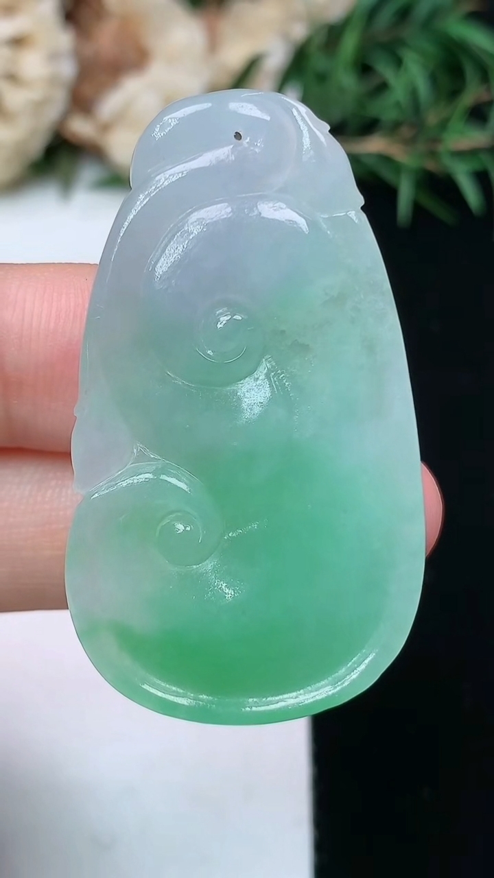 天然A货翡翠如意吊坠，尺寸42.5-24-6.2，重量:10.32g
4月15日