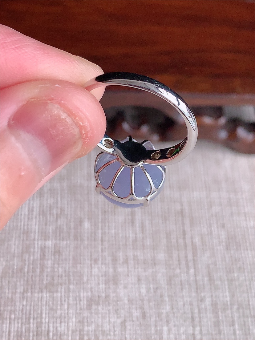 天然A货翡翠18K金镶嵌紫罗兰蛋面戒指 圈口17.5裸石
尺寸11.8-11.6mm 重量3.94g 0414