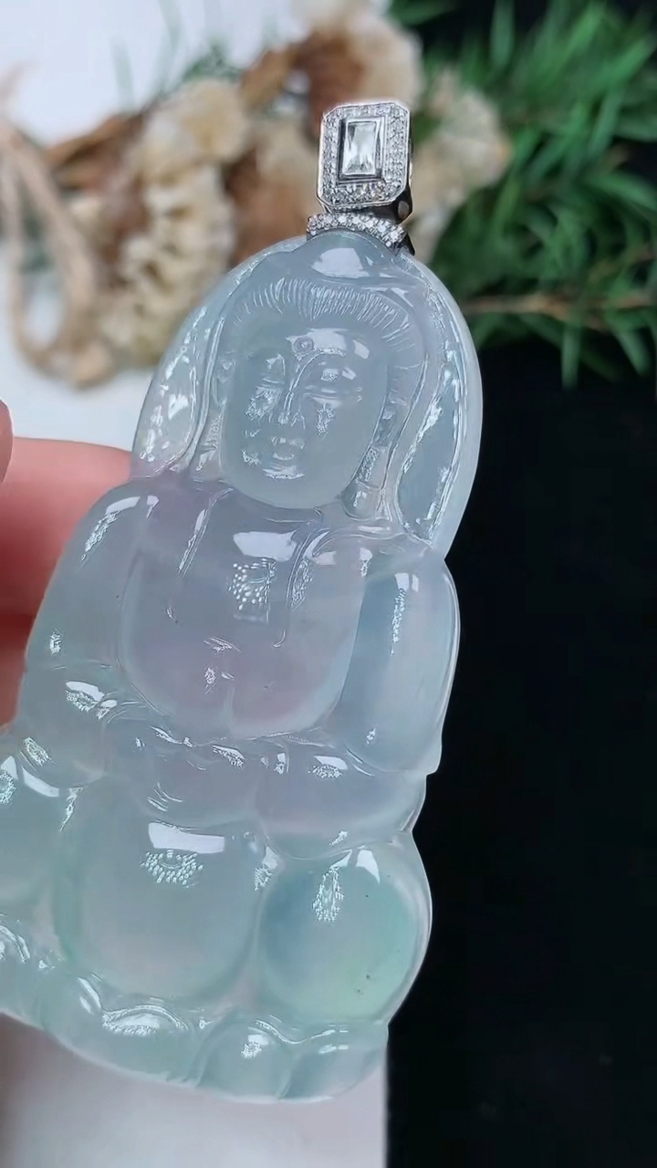 天然A货翡翠白冰观音菩萨吊坠，尺寸58.2-35.4-6，重量:24.04g
4月15日