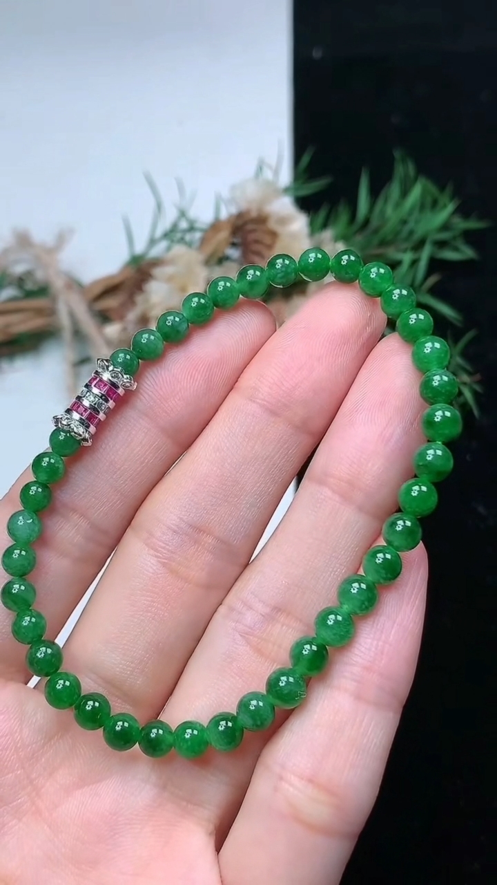 天然A货翡翠圆珠手串，尺寸4.9-38颗，重量:7.34g4月15日
工厂直销收藏佳品,种好水足，色泽均匀，有种有色，上手高大气！