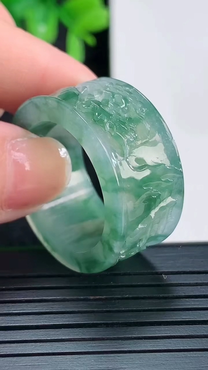 天然A货翡翠指环扳指尺寸21.3-12.5-3.7重量:11.25g2026年4月15日
工厂直销收