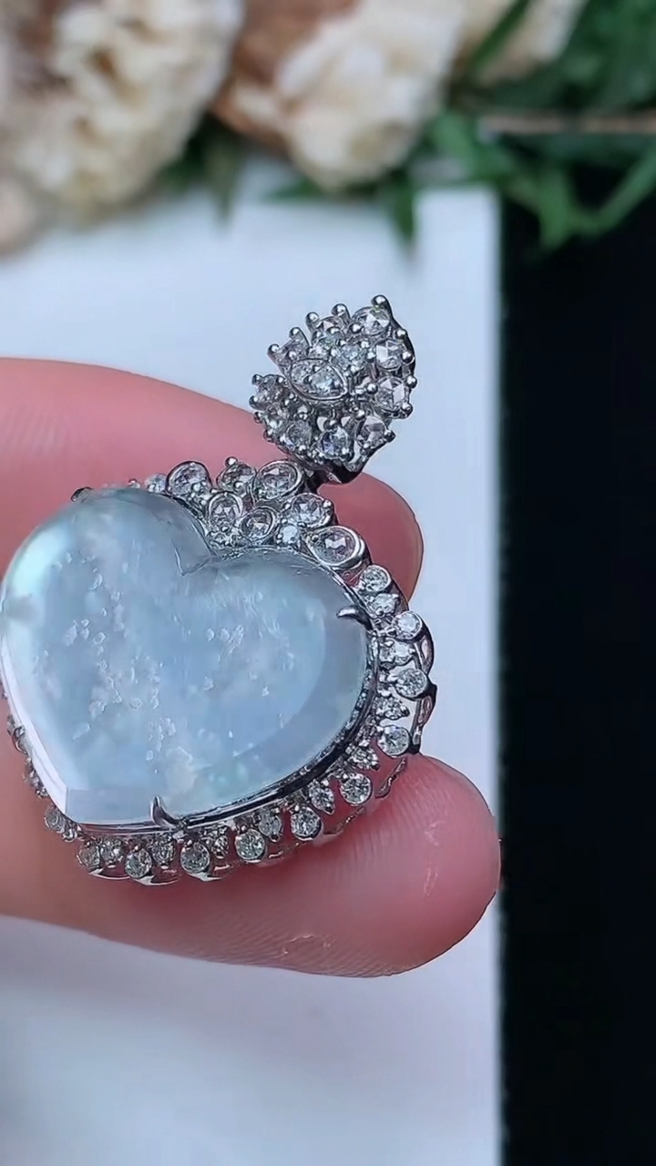 天然A货翡翠白冰爱心吊坠，尺寸29.2-22-7.8，裸石14-18.9，重量:4.52g
4月15日