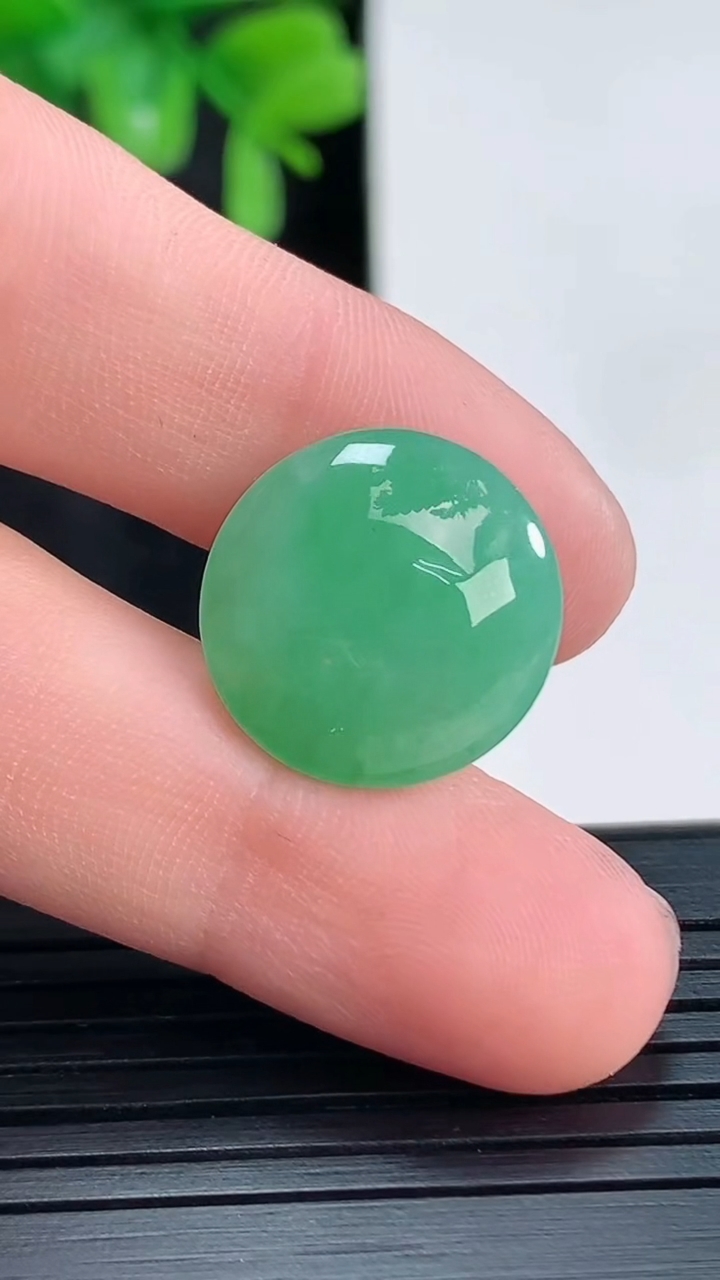 天然A货翡翠蛋面镶嵌件尺寸15.5-8.1重量:3.17g
4月15日
