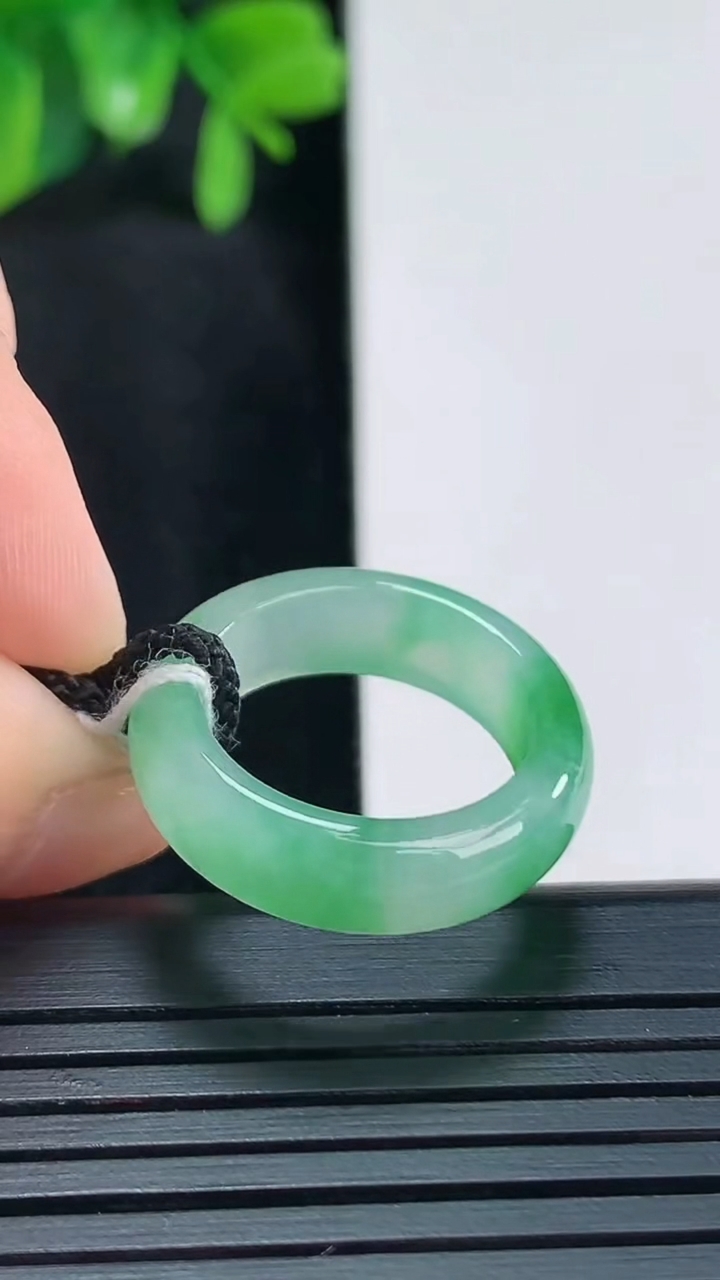 天然A货翡翠指环戒指尺寸16.2-5.7-3重量:3.46g2026年4月15日
工厂直销收藏佳品,种好水足，色泽均匀，有种有色，上手高大气！