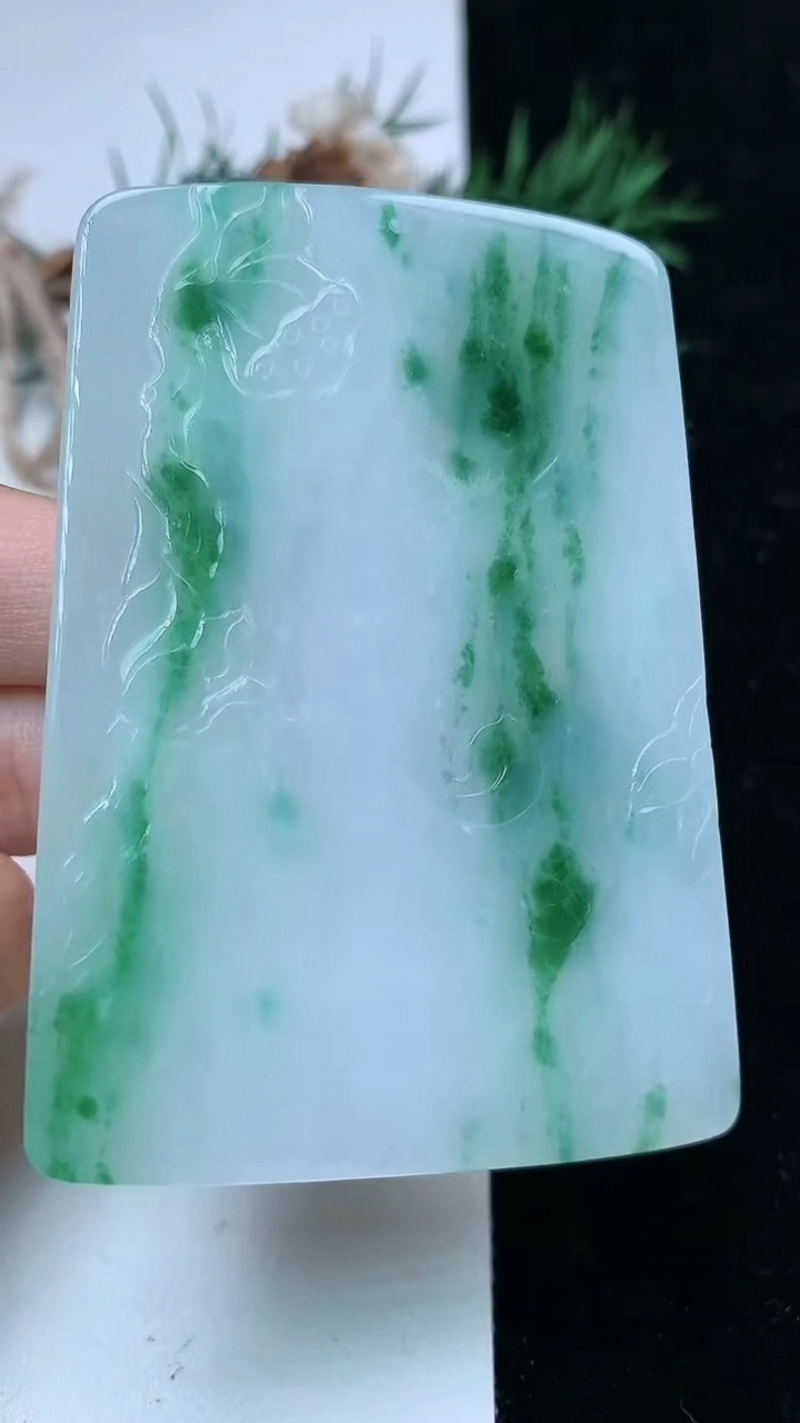 天然A货翡翠虚空藏观音菩萨吊坠，尺寸69-49-6.8，重量:54.81g
4月15日