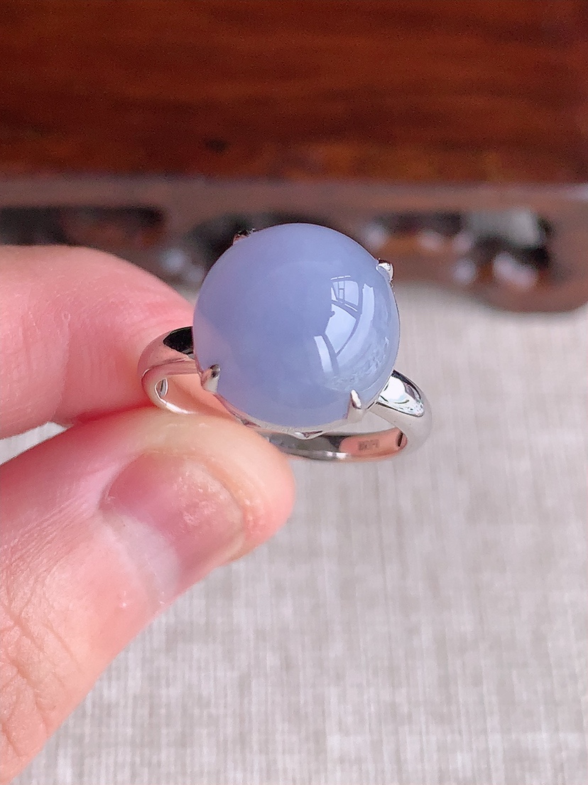 天然A货翡翠18K金镶嵌紫罗兰蛋面戒指 圈口17.5裸石
尺寸11.8-11.6mm 重量3.94g