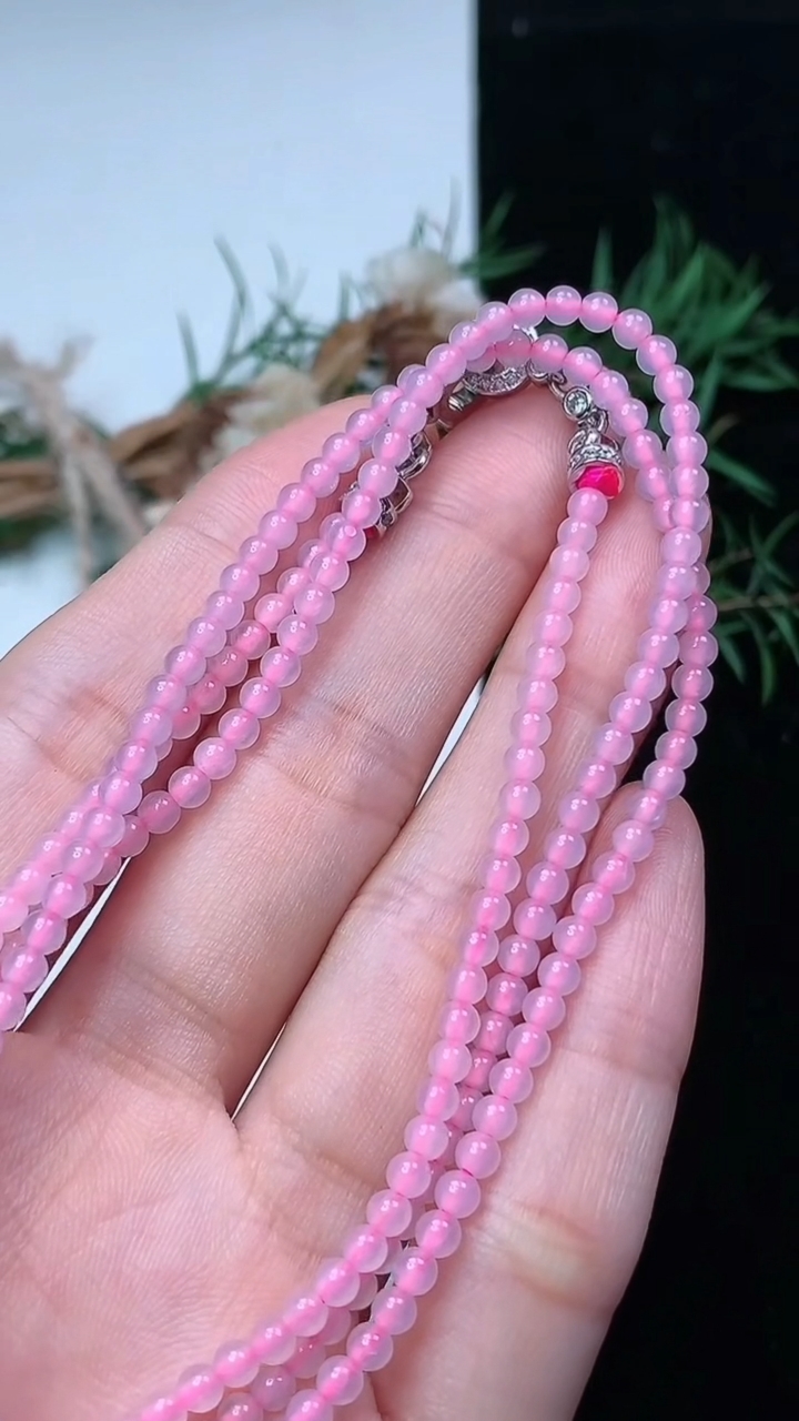 天然A货翡翠白冰小米珠项链，尺寸3-215颗，重量:10.97g4月15日
工厂直销收藏佳品,种好水足，色泽均匀，有种有色，上手高大气！