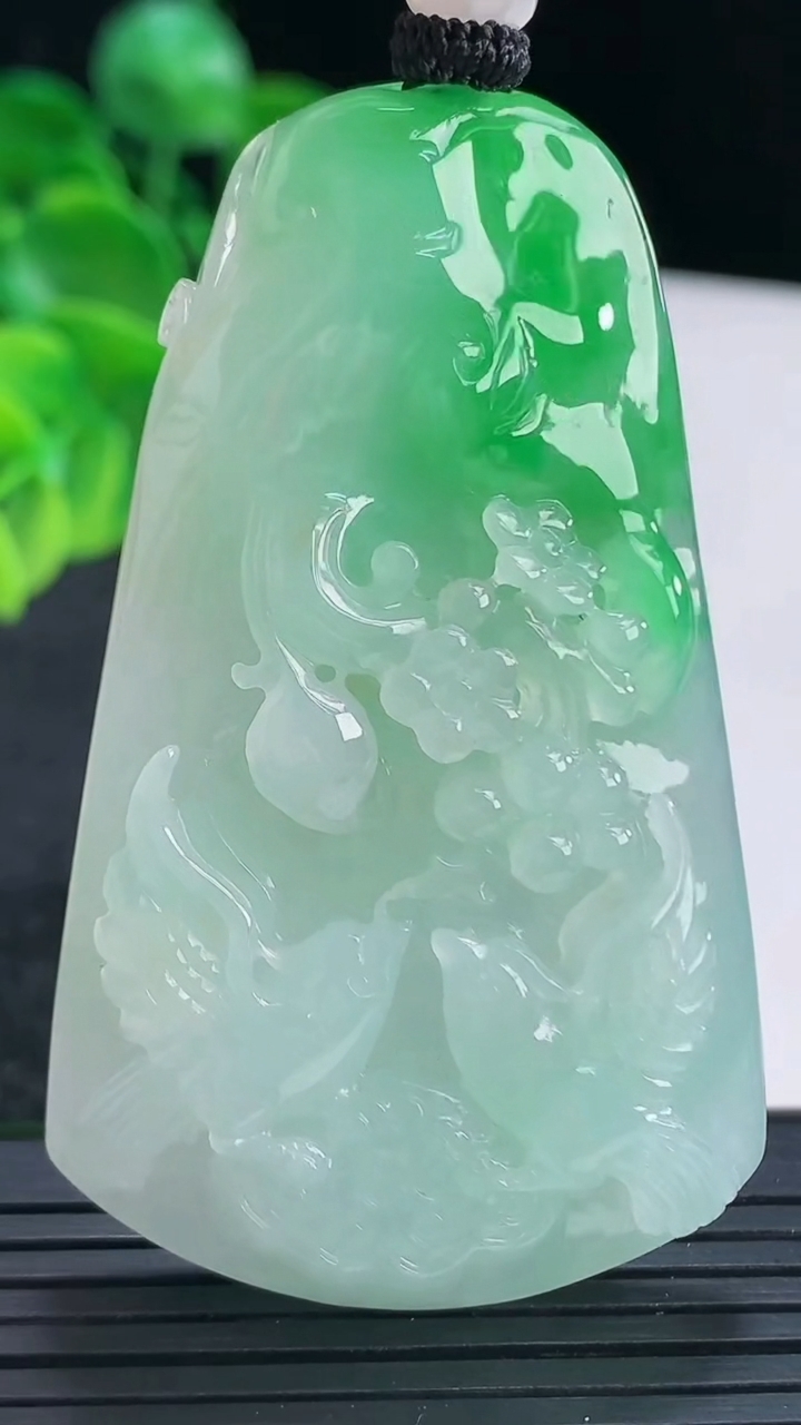 天然A货翡翠鸟语花香吊坠尺寸61.6-37.2-10.6重量:41.72g
4月15日