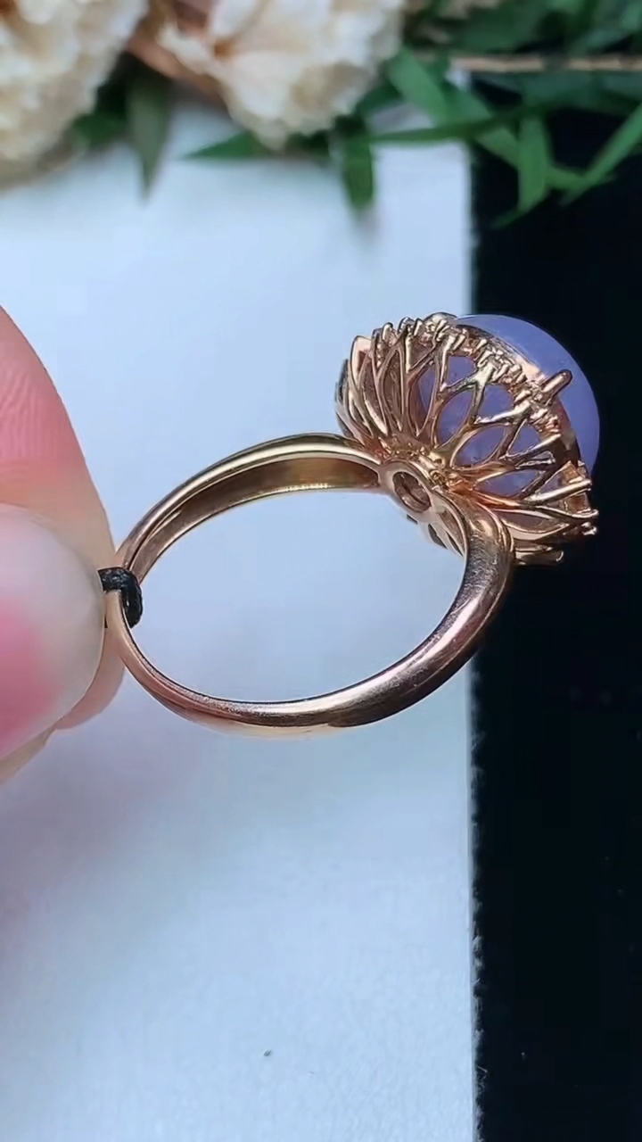 天然A货翡翠k金紫罗兰蛋面戒指，尺寸17.2-11.9-11.3，重量:5.42g2026年4月15日
工厂直销收藏佳品,种好水足，色泽均匀，有种有色，上手高大气！