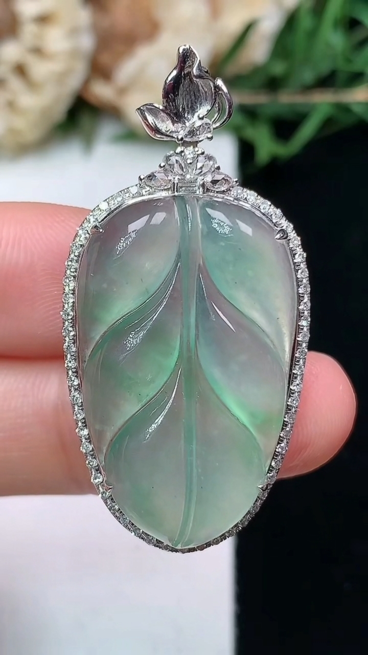天然A货翡翠金枝玉叶 叶子吊坠，尺寸39.4-19.8-8.2，裸石27.2-17.2，重量:5.0