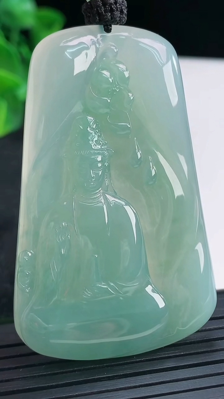 天然A货翡翠观音菩萨吊坠尺寸60.4-38.2-5.7重量:34.58g
4月15日