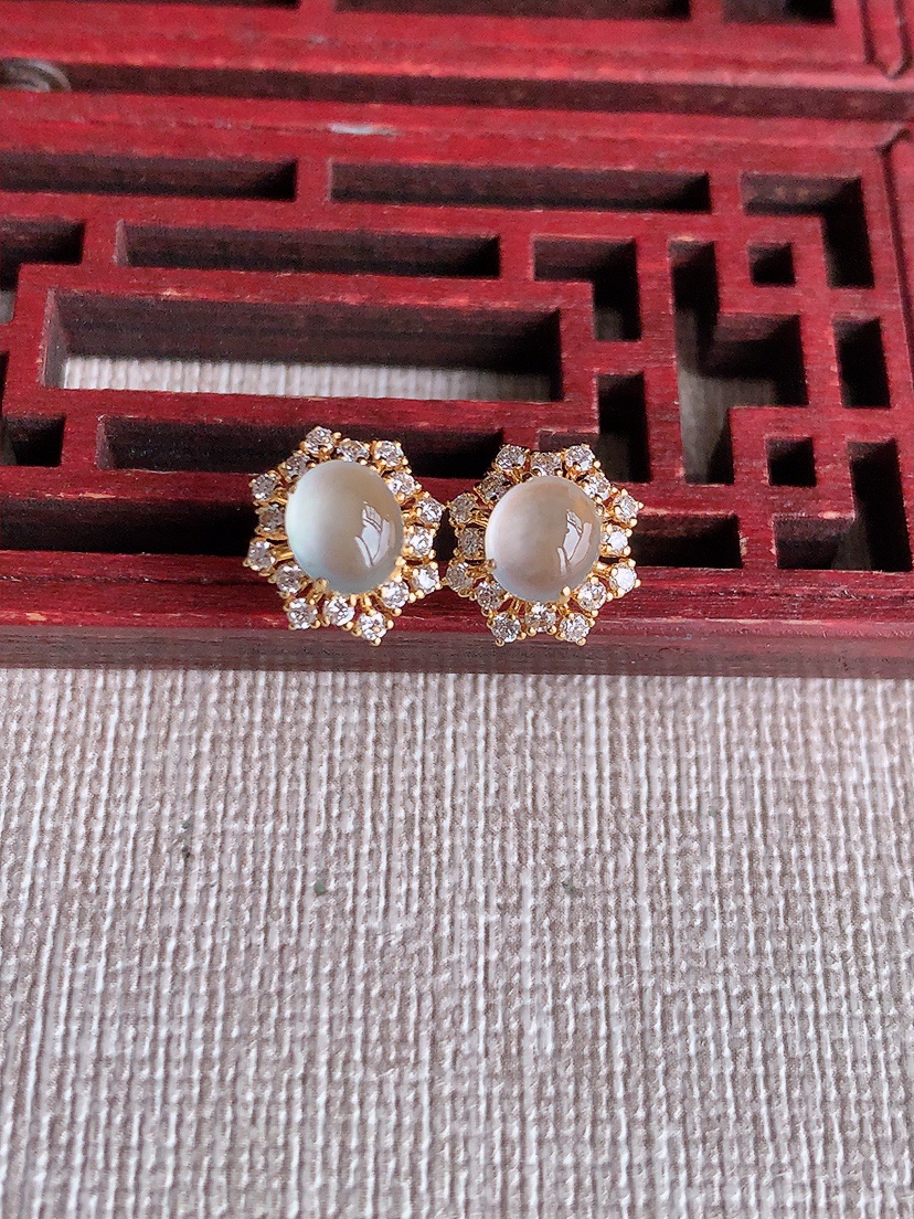 天然A货翡翠18K金伴钻镶嵌白冰白月光蛋面耳钉 
尺寸6.3-5.3mm 重量1.46g 0414