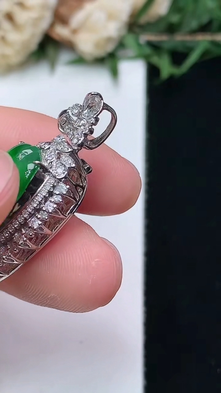 天然A货翡翠金枝玉叶 叶子吊坠，尺寸30.9-13.5-10，裸石18.2-8.8，重量:4.30g
4月15日