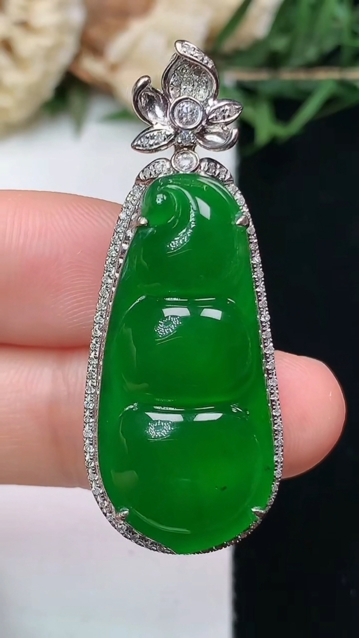 天然A货翡翠福豆吊坠，尺寸41.2-16.2-9.2，裸石29.6-13.7，重量:6.30g
4月15日