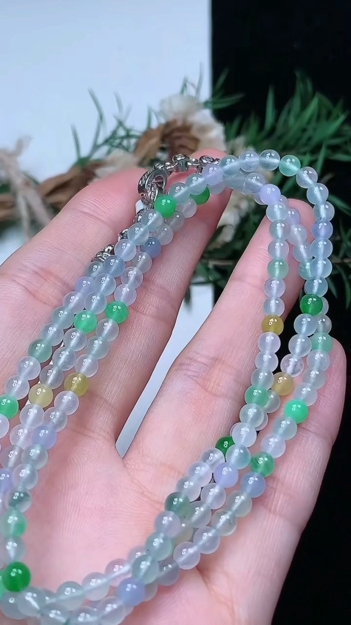 天然A货翡翠三彩小米珠项链，尺寸3.8-154颗，重量:17.74g
4月15日