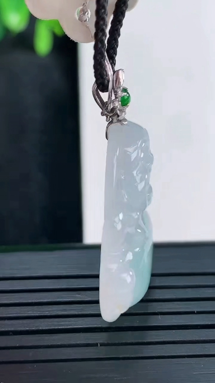 天然A货翡翠佛公吊坠尺寸35.7-31.5-6重量:8.96g
4月15日