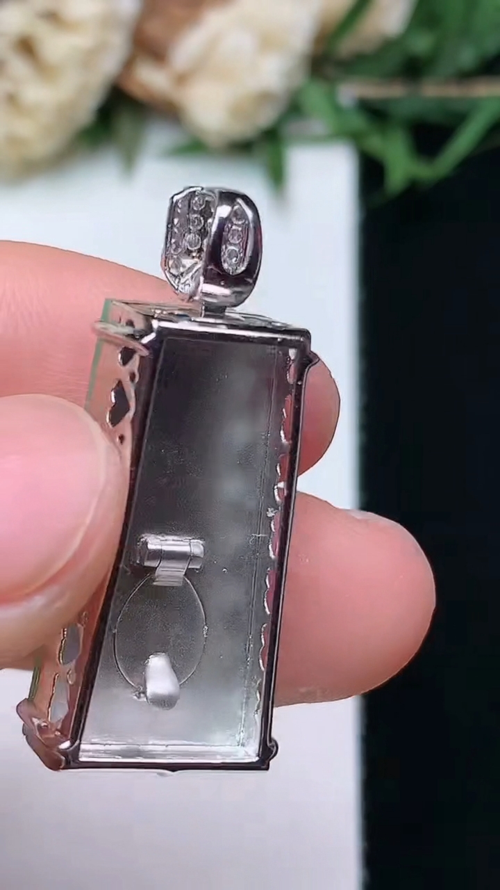 天然A货翡翠无事牌吊坠，尺寸23.5-11.9-7.9，重量:4.25g
4月15日