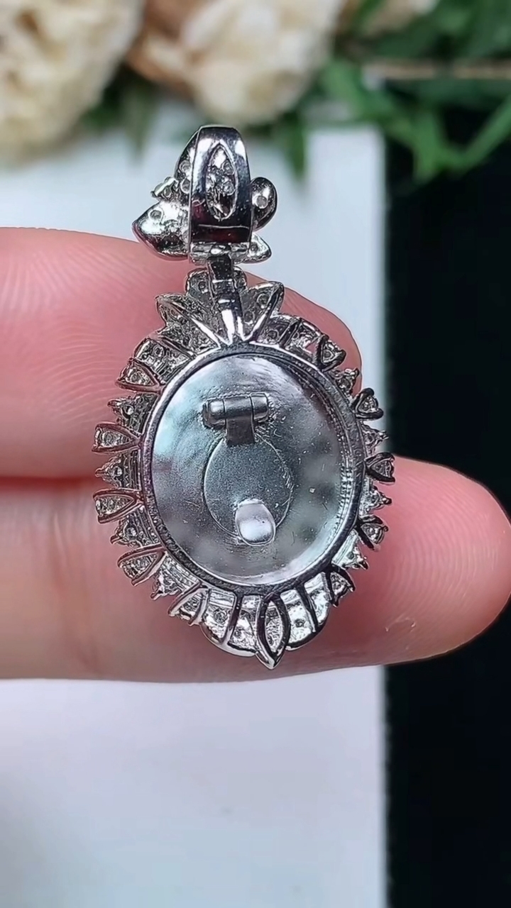 天然A货翡翠蛋面吊坠，尺寸28.2-15.3-10，裸石12.8-11.5
4月15日，重量:4.29g