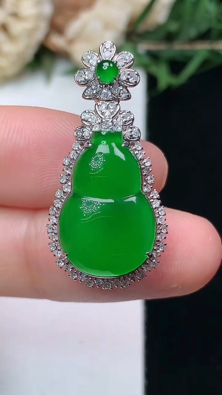 天然A货翡翠葫芦吊坠，尺寸29.8-14.5-10.6，裸石16.9-11.2，重量:3.73g
4月15日，重量:3.73g