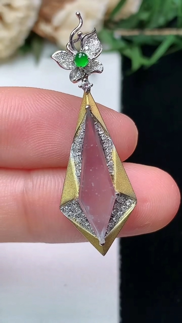 天然A货翡翠白冰随形吊坠，尺寸37-11.8-6.4，裸石20.8-5，重量:1.90g
4月15日