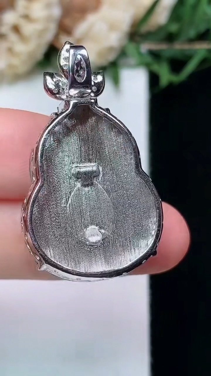 天然A货翡翠葫芦吊坠，尺寸24.8-19.2-10.8，重量:8.79g
4月15日