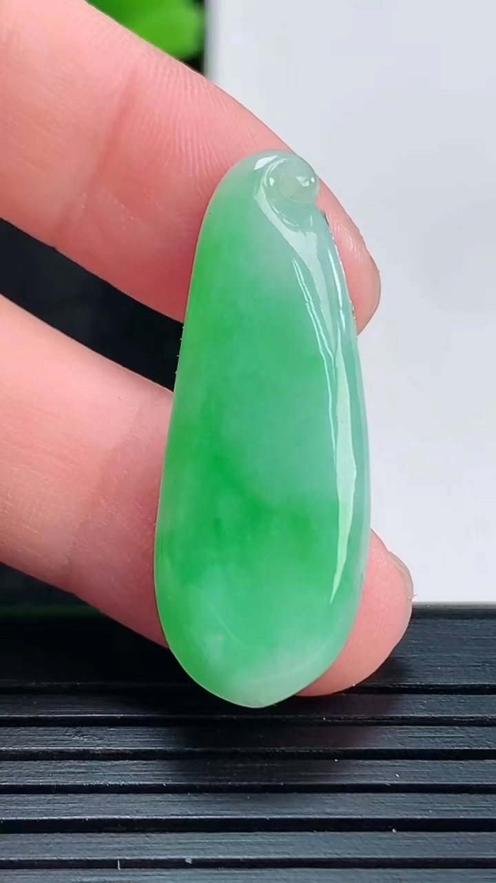 天然A货翡翠福瓜镶嵌件尺寸33.3-12.4-2.8重量:2.80g
4月15日