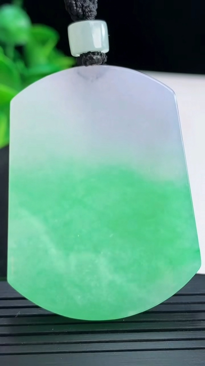 天然A货翡翠无事牌吊坠尺寸53.8-41-5.7重量:41.95g
4月15日