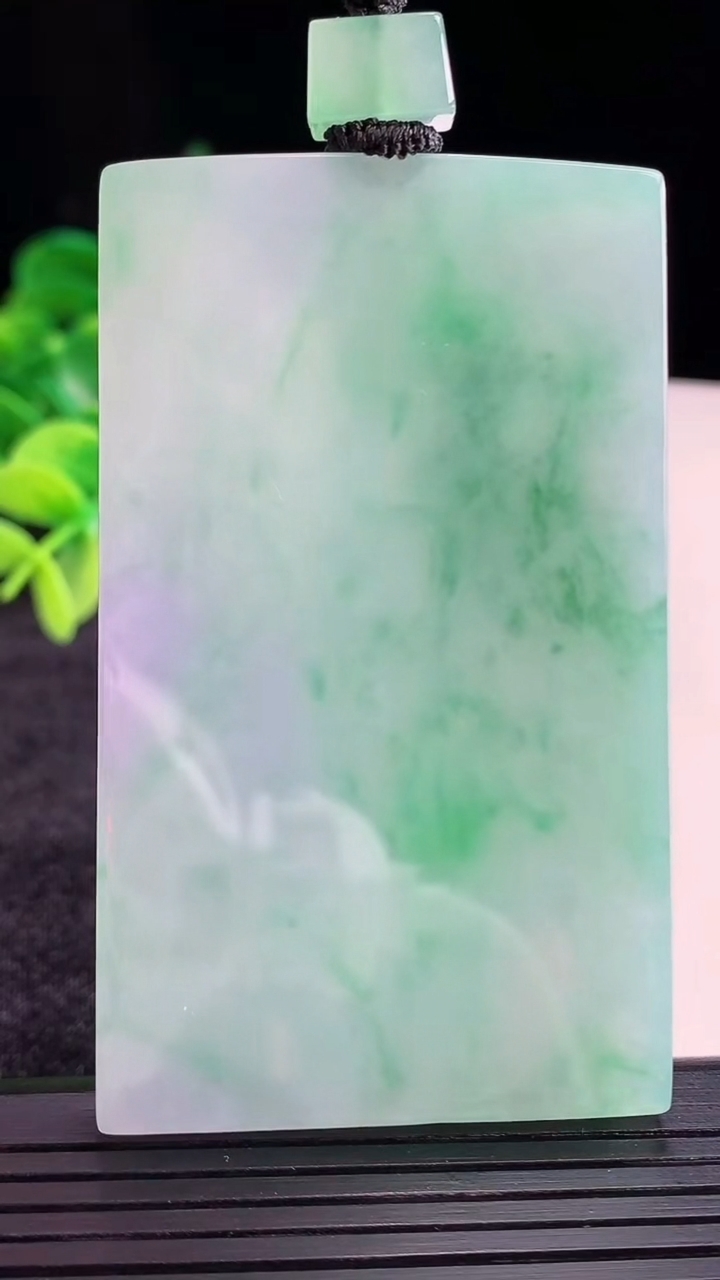 天然A货翡翠无事牌吊坠尺寸67.1-40.4-6.1重量:61.92g
4月15日