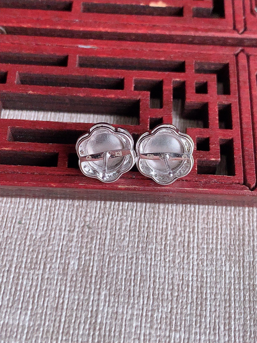 天然A货翡翠18K金伴钻镶嵌阳绿蛋面耳钉 
尺寸7.5mm 重量2.96g 0414