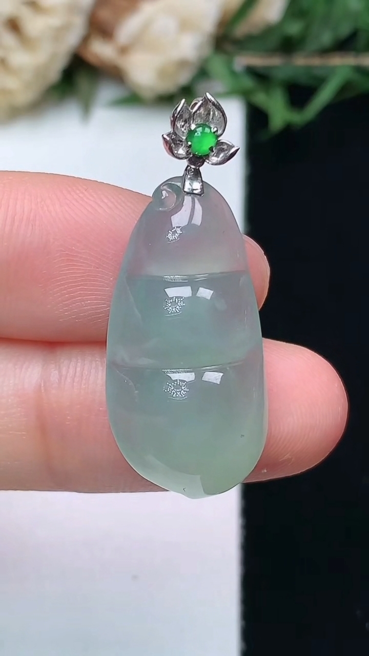 天然A货翡翠福豆吊坠，尺寸24.4-12.2-5.9，重量:3.34g
4月15日