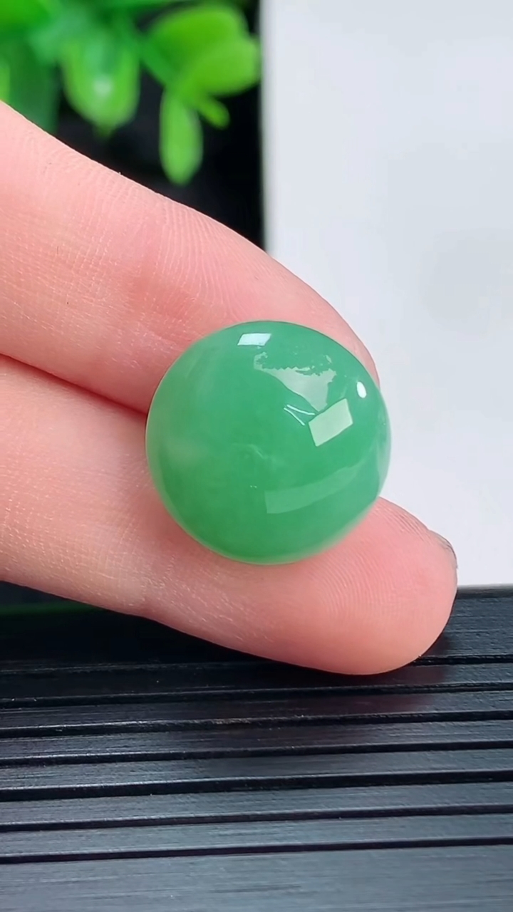 天然A货翡翠蛋面镶嵌件尺寸15.5-8.1重量:3.17g
4月15日