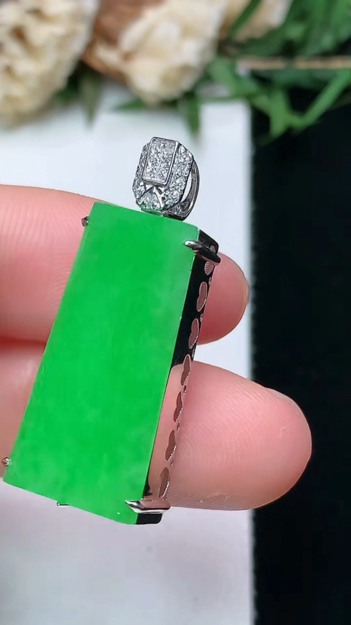 天然A货翡翠无事牌吊坠，尺寸23.5-11.9-7.9，重量:4.25g
4月15日