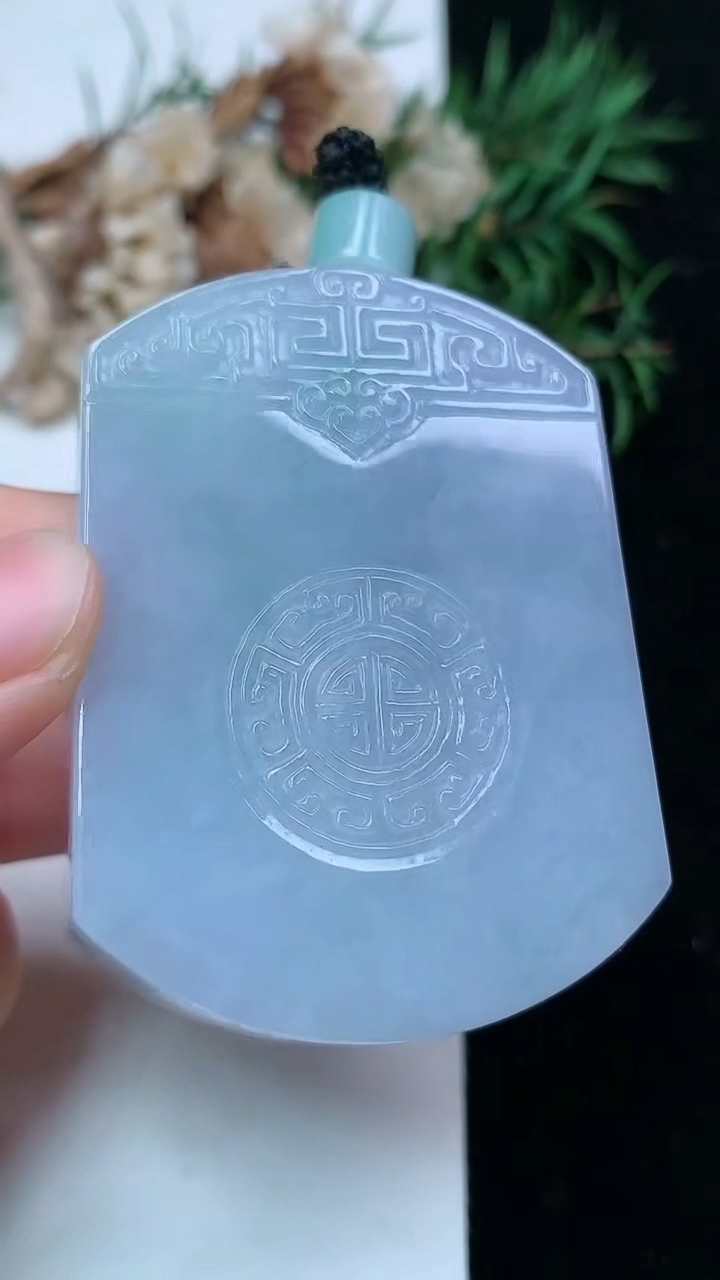 天然A货翡翠春带彩 紫罗兰仿古无事牌吊坠，尺寸51.9-38.3-12.3，重量:72.82g
4月15日