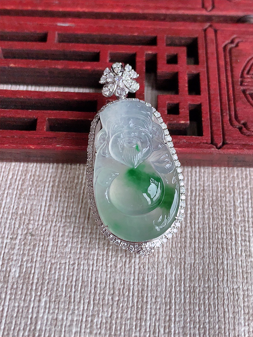 天然A货翡翠18K金伴钻镶嵌飘绿财神爷吊坠 
尺寸36.3-17.2-10.2裸石25-14.8mm 重量5.25g 0414