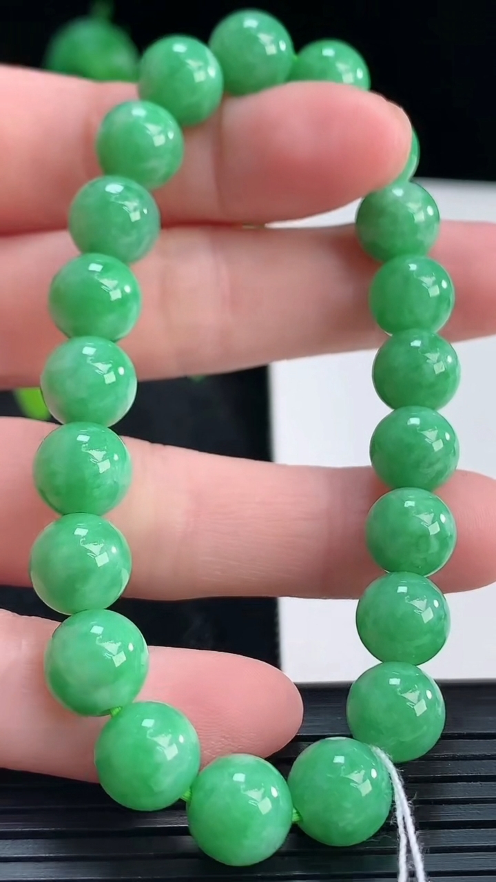 天然A货翡翠圆珠手串尺寸8.5-21颗重量:23.72g4月15日
工厂直销收藏佳品,种好水足，色泽均匀，有种有色，上手高大气！