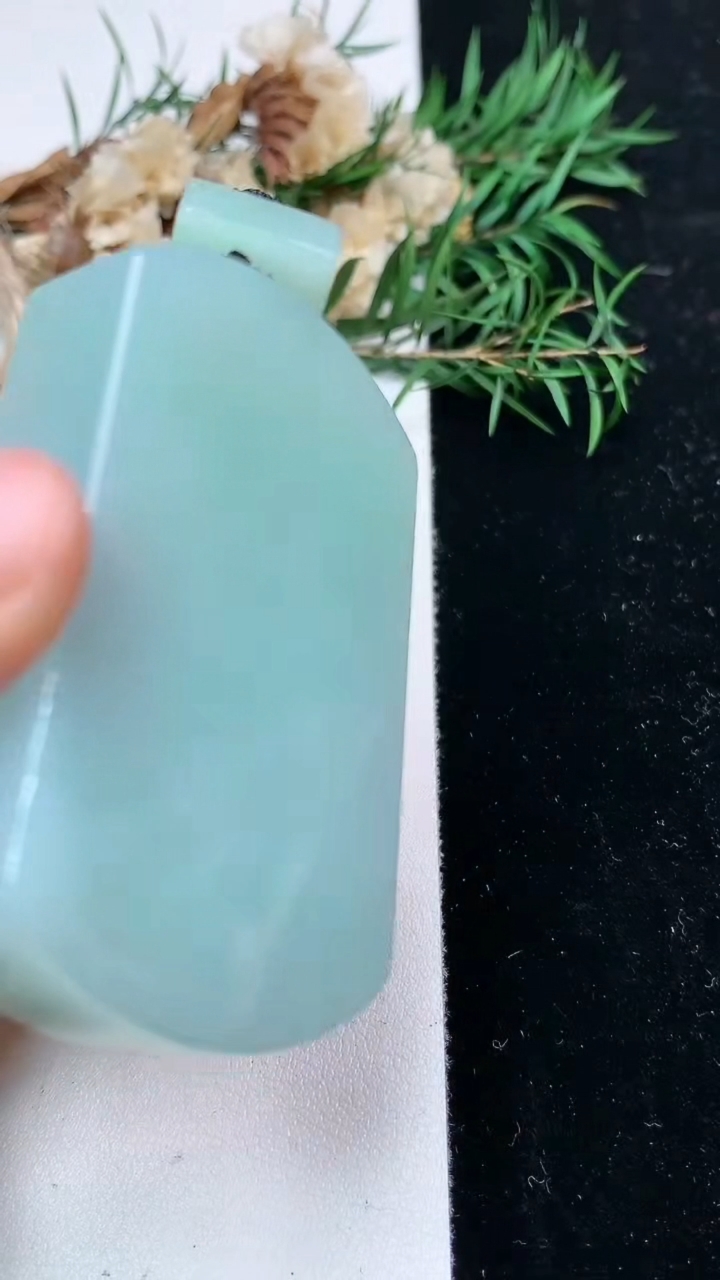 天然A货翡翠仿古无事牌吊坠，尺寸52.8-35-11.5，重量:65.26g
4月15日