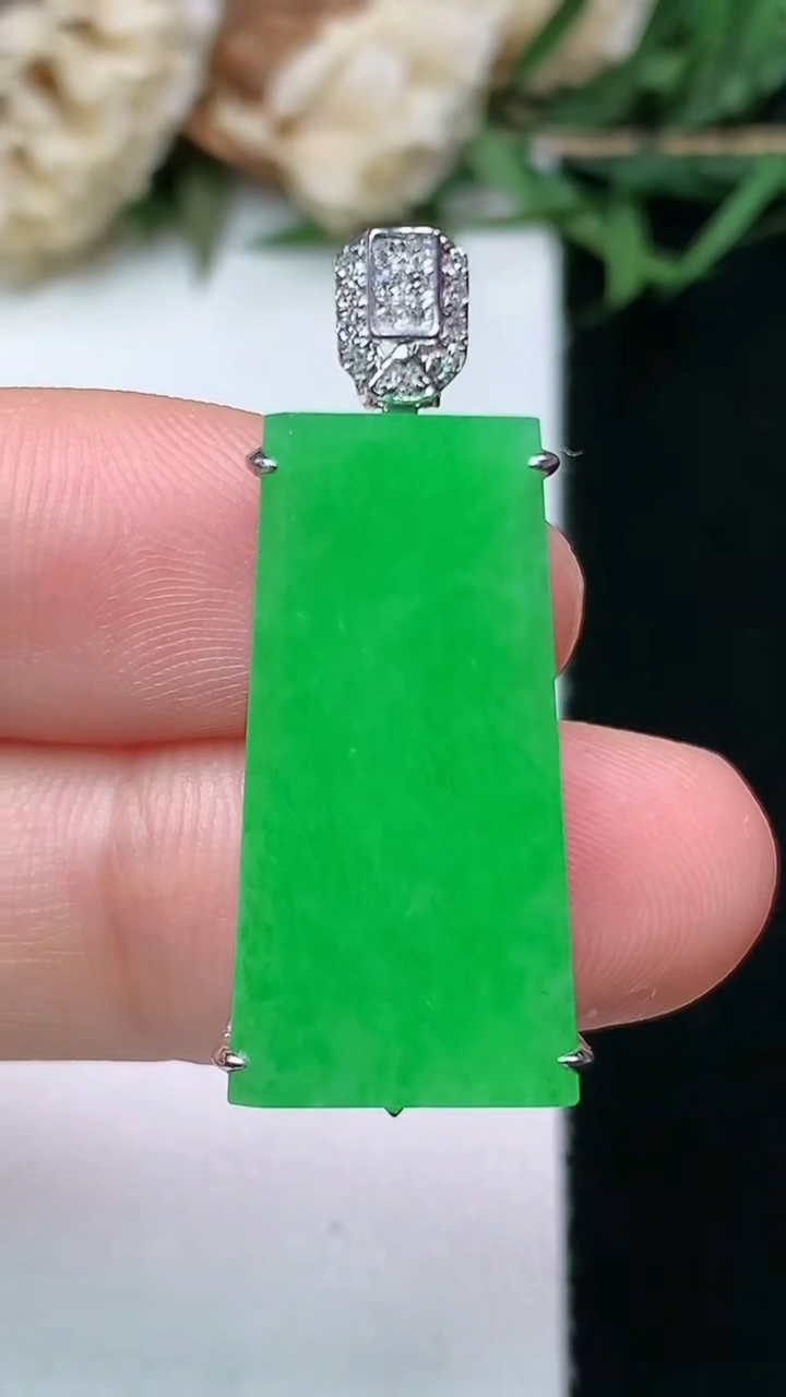 天然A货翡翠无事牌吊坠，尺寸23.5-11.9-7.9，重量:4.25g
4月15日